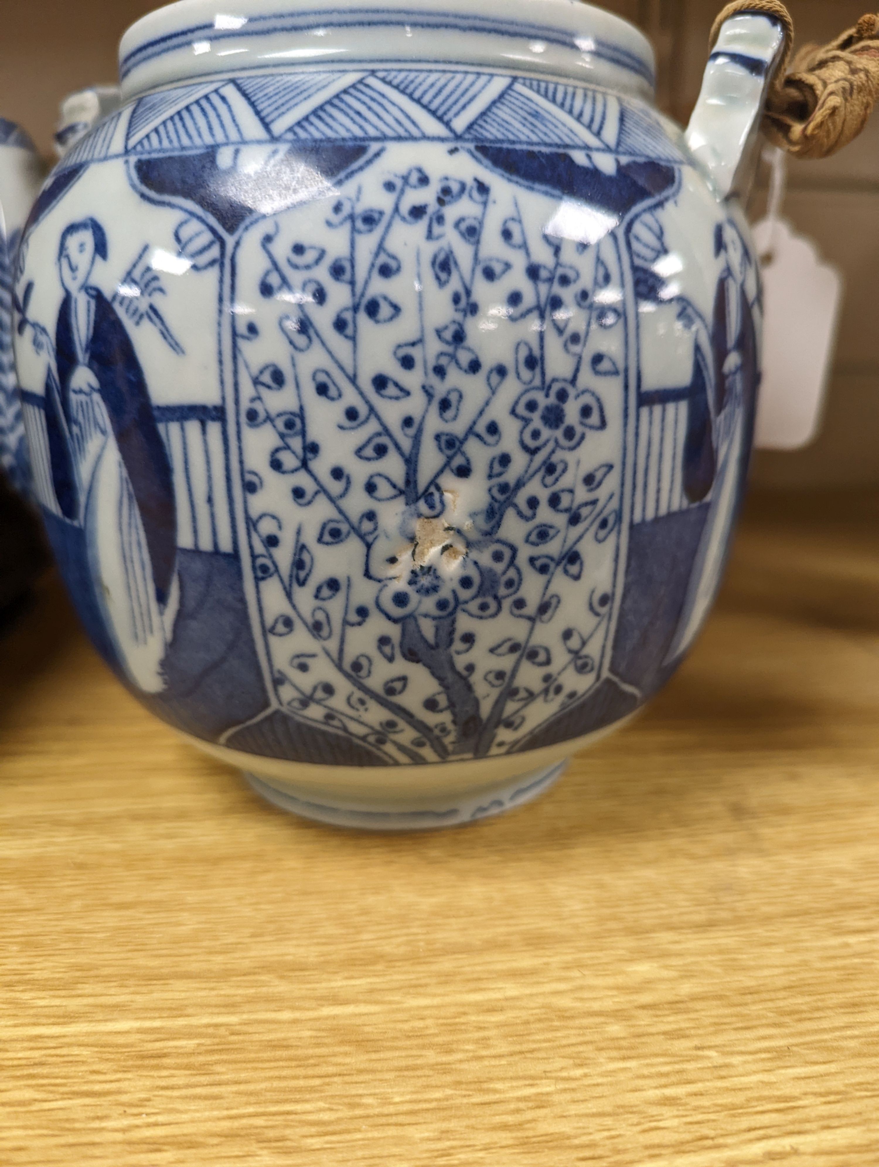 A Chinese blue and white small vase and a teapot 19cm